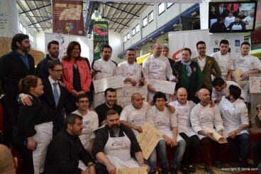 Participantes junto jurado y autoridades