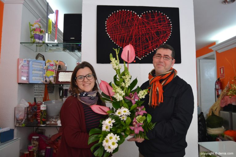 Pascual collecting his award in Florist tangerine