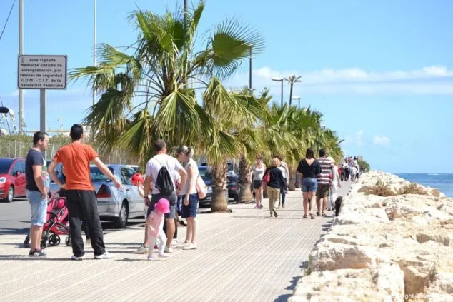 Paseo de entrada al puerto deportivo Marina de Dénia