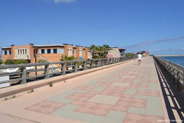 Paseo del puerto deportivo Marina de Dénia