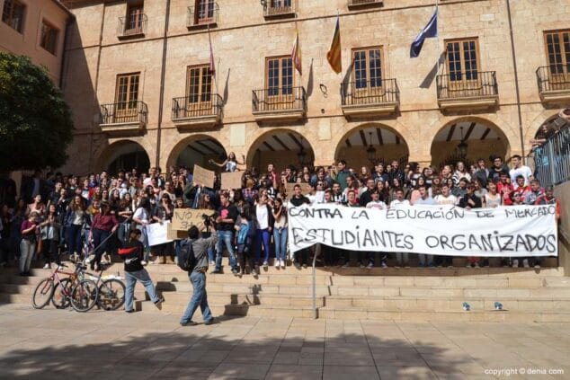 Los estudiantes de la comarca se manifestaron en Dénia contra el "3+2" del ministro Wert 11 Protesta estudiantil Dénia