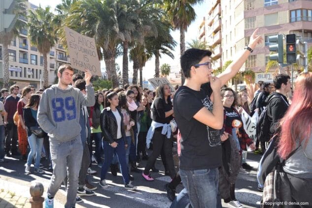 Los estudiantes de la comarca se manifestaron en Dénia contra el "3+2" del ministro Wert 12 Protestas de estudiantes en Dénia
