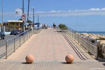 Rampa de acceso a la pasarela del Puerto deportivo Marina de Dénia