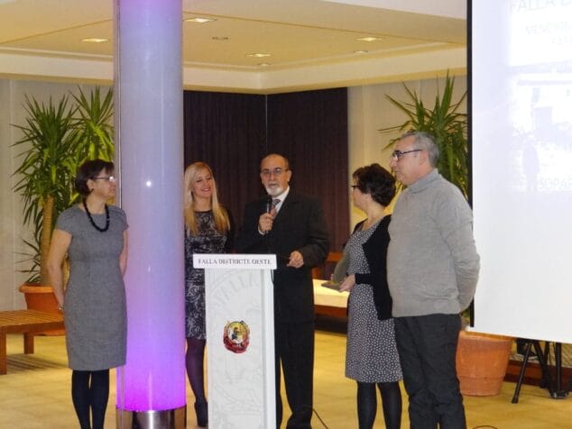 La Falla Oeste celebró su segunda Cena de Gala 2 Reconocimiento de la falla Oeste a la familia Gómez