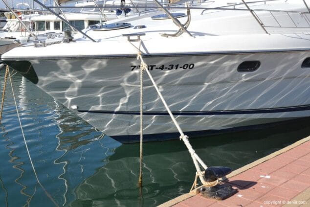 Reflejo del agua en el paseo marítimo