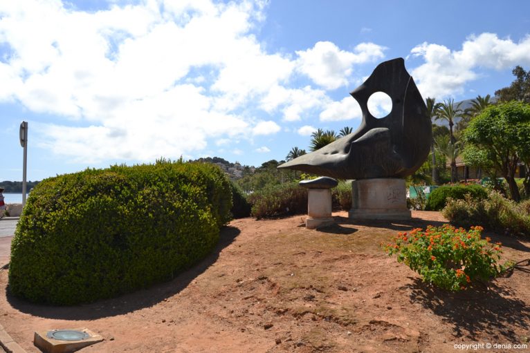 Rotonda con escultura homenaje al Montgó