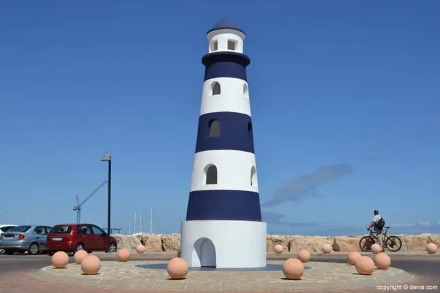 Rotonda del faro del puerto deportivo Marina de Dénia