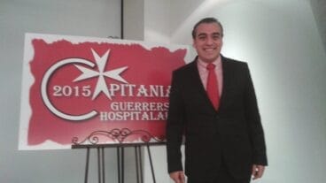 Salvador Gil con el logo de la capitanía