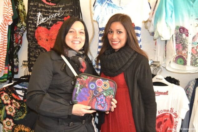 Sonia y Pascual ya disfrutan de sus premios de San Valentín 9 Sonia con su regalo de Canovas 26