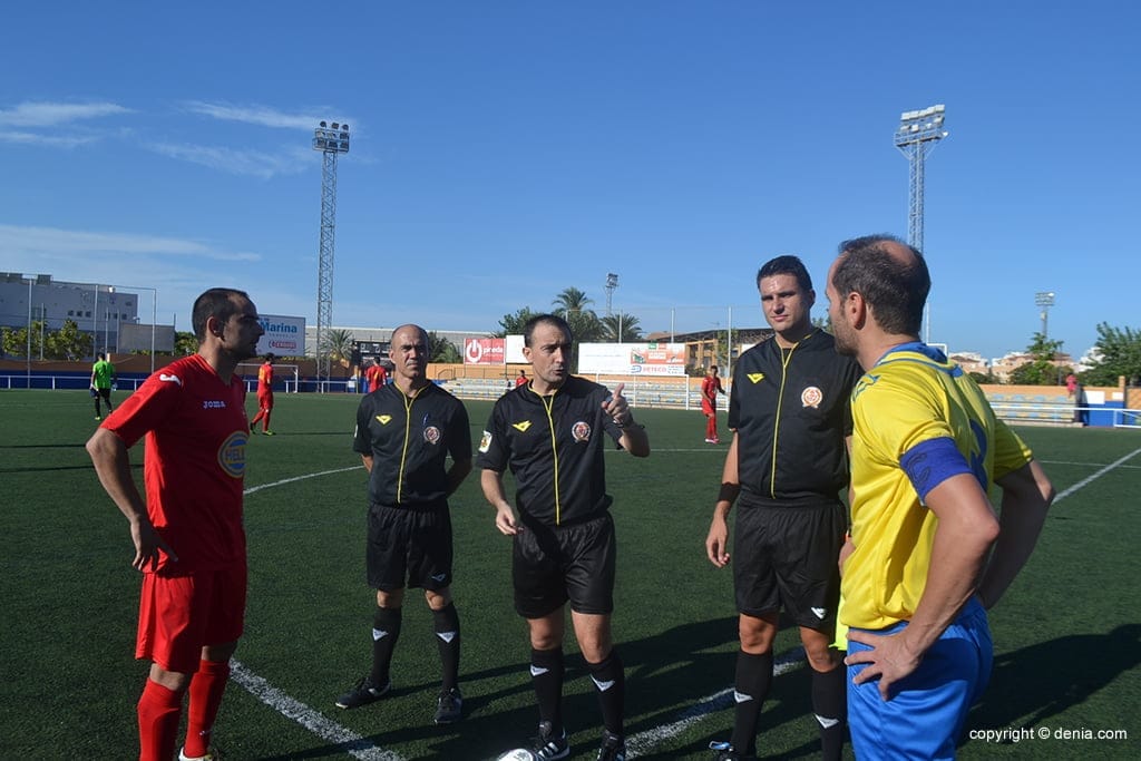 Sorteo de campo en un partido del Dénia