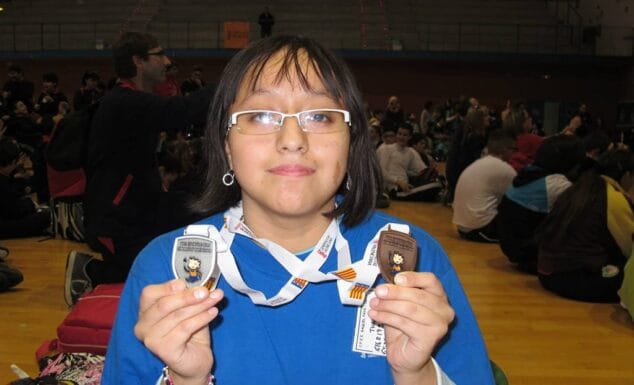 Thalia Agila mostrando sus dos medallas