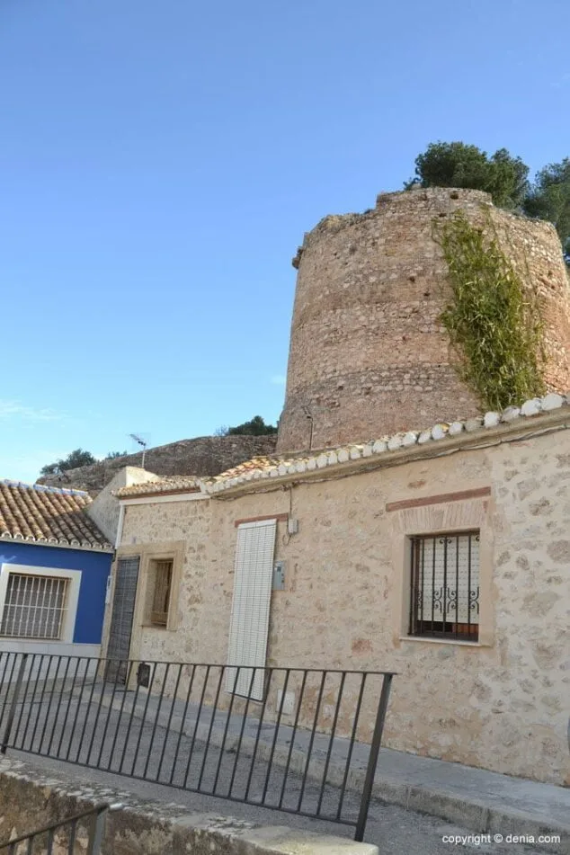 Torre del castillo de Dénia desde Les Roques