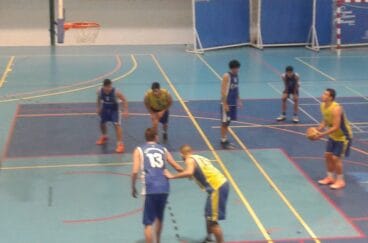 Un jugador dianens lanzando tiros libres