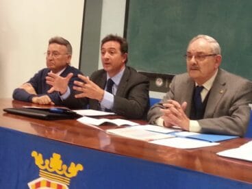 Vicente Muñoz junto a sus directivos