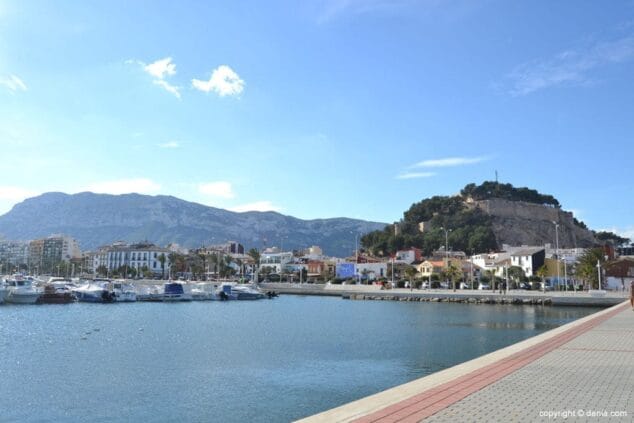 Vistas de Dénia desde el paseo marítimo