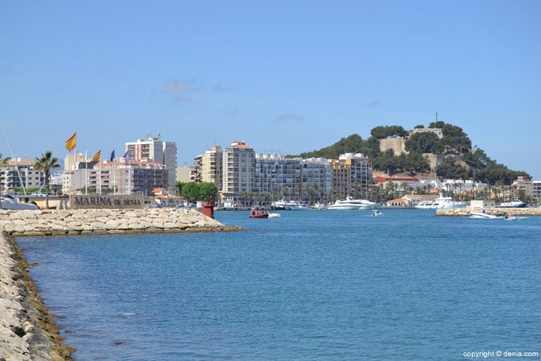 Vistas del Castillo desde el puerto deportivo Marina de Dénia