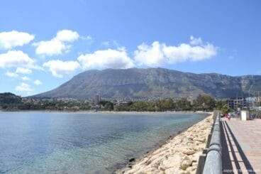 Vistas del Montgó desde el paseo de la Marina de Dénia