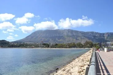 Vistas del Montgó desde el paseo de la Marina de Dénia