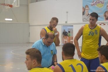 Xavi Mesegué dando órdenes a sus jugadores