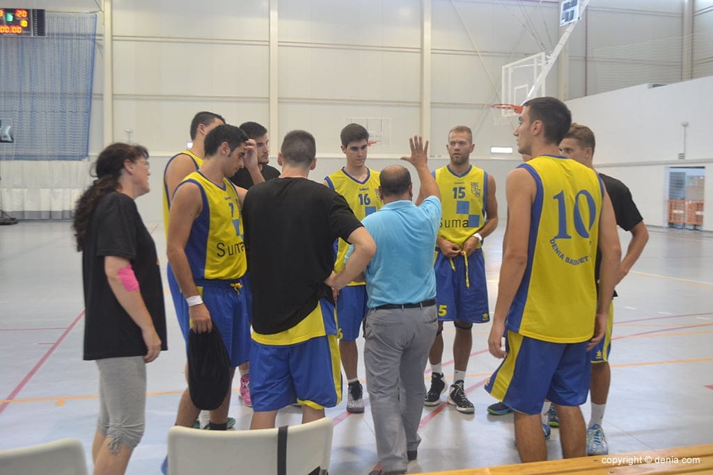 Séptimo triunfo consecutivo de los chicos seniors del Dénia Básquet 1 Xavi Messegué dando órdenes en un tiempo muerto
