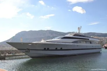 Yate fortuna en el paseo marítimo de Dénia