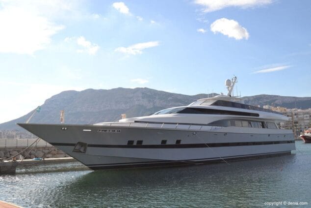 Yate fortuna en el paseo marítimo de Dénia