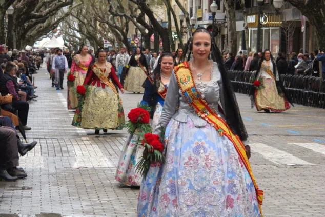 Falla Les Roques: historia, ubicación, primeros monumentos y cargos 44 comision de les roques durante la ofrenda de 2022