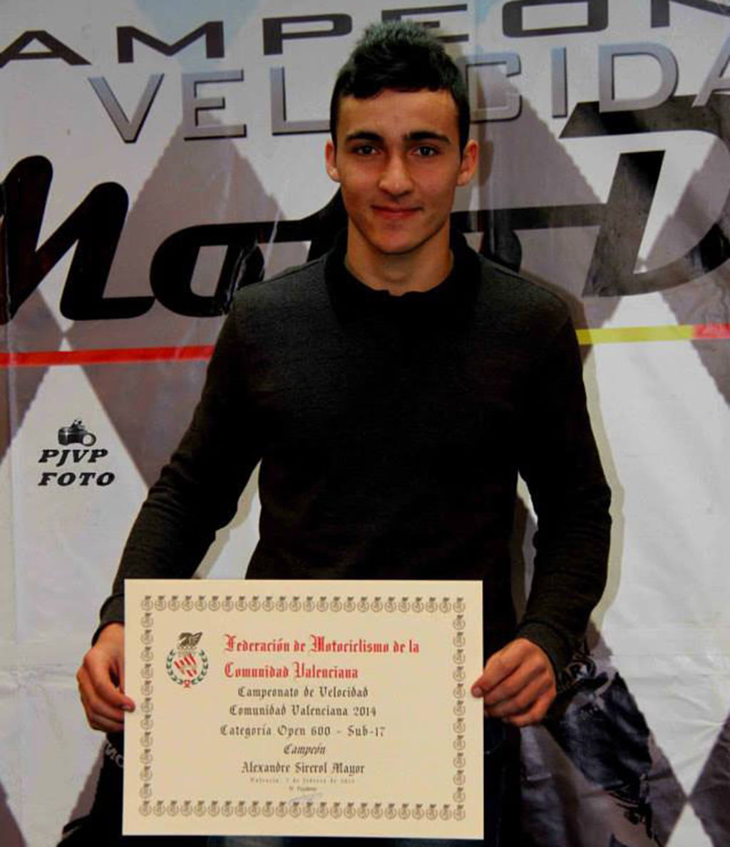 Álex Sirerol con el diploma de la Federación Valenciana de Motociclismo