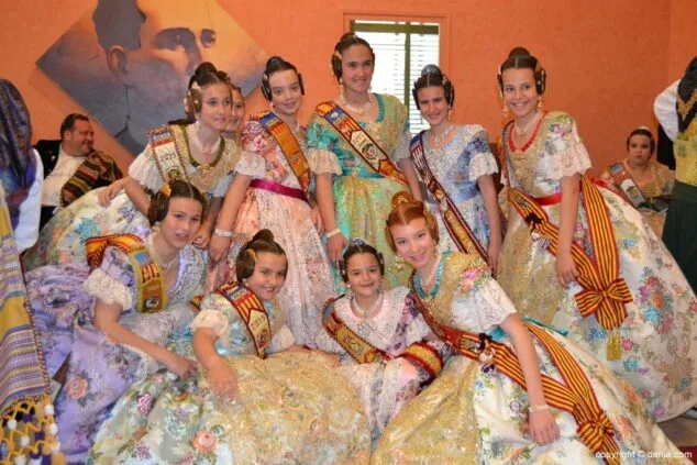 02 Premios Infantiles Fallas Dénia 2015 espera de las falleras mayores infantiles