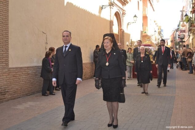 04 Llegada de la Santíssima Sang restaurada Presdiente de la Cofradía y Camarera