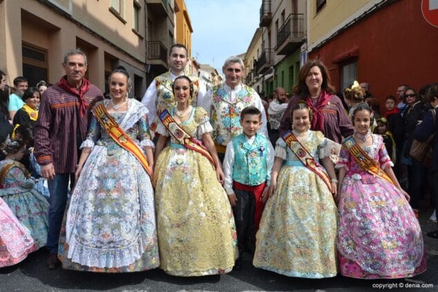 05 Bandera del Oeste 2015 Cargos del Oeste con las Falleras Mayores de Dénia
