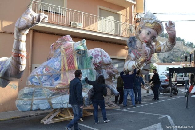 06 Plantà 2015 Ninots en la falla baix la mar
