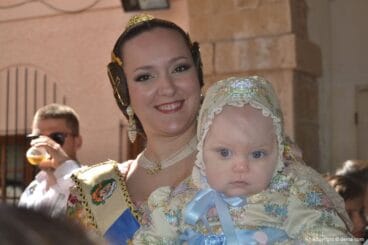 Premios Infantiles Fallas Dénia 2015 – fallera del Centro esperando