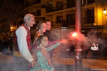Cremà de la falla de la Junta Local Fallera – Carla y Candela encienden la traca
