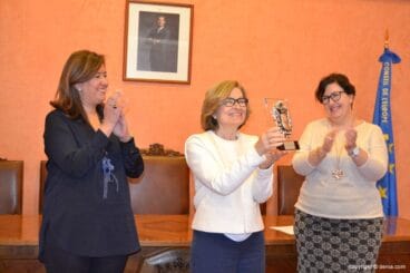 12 Dénia celebra el Día Internacional de la Mujer Entrega de una metopa a Concha Ballester