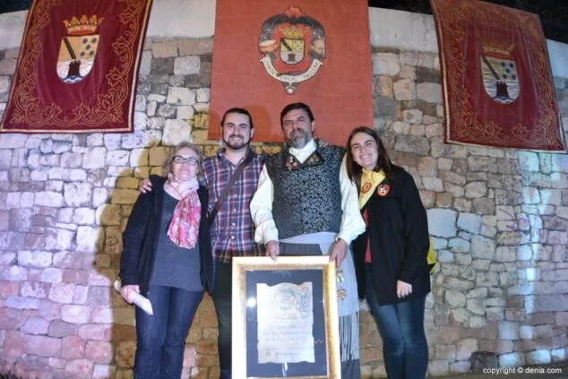 Benavente apuesta por reforzar la fiesta donde se debilita en el pregón de las fallas de Dénia 12 12 Pregón y Crida Fallas 2015 Pregonero y su familia
