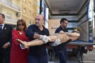 Llegada de la Santíssima Sang restaurada – bajada del camión