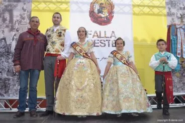 Bandera del Oeste 2015 – Paco Arnau con los cargos de la falla