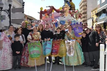 Premios Infantiles Fallas Dénia 2015 – cargos y familiares celebrando el primer premio