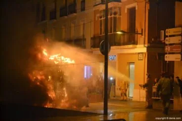 Cremà de la falla de la Junta Local Fallera – Fuego