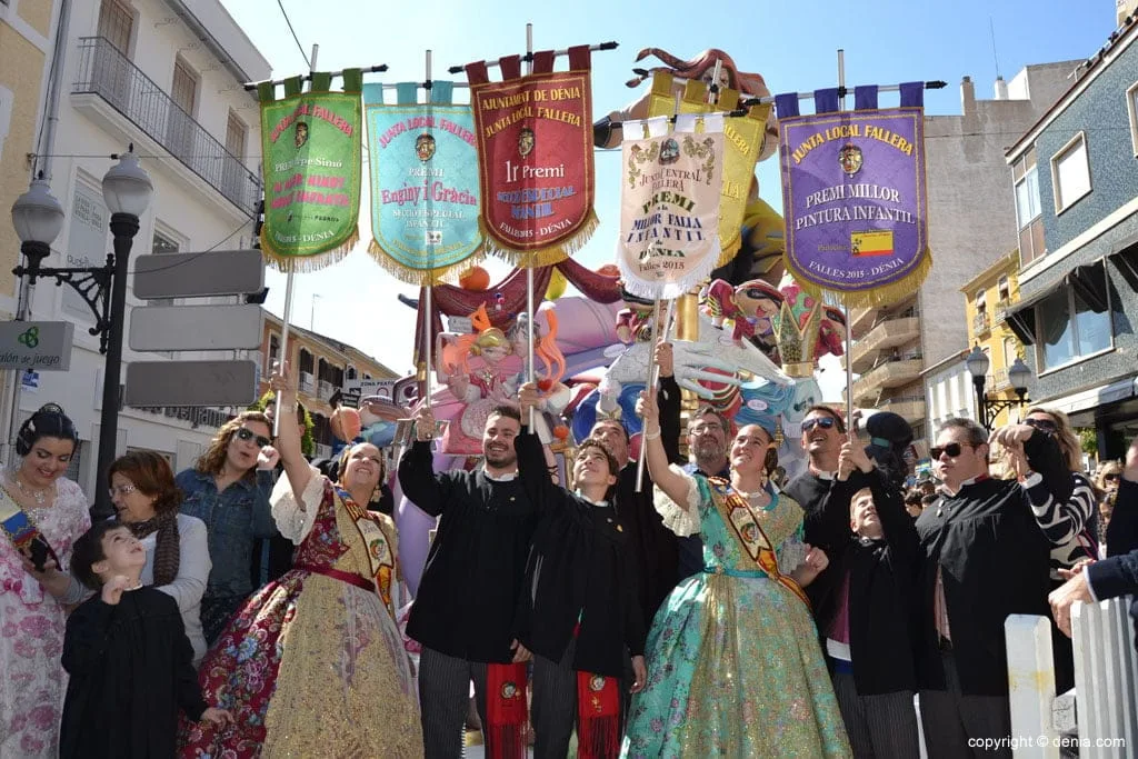20 Premios Infantiles Fallas Dénia 2015 - cargos y familiares celebrando el primer premio