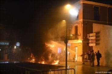 Cremà de la falla de la Junta Local Fallera – Fuego