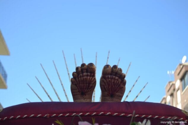 21 Llegada de la Santíssima Sang restaurada detalle de los pies