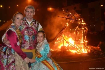 Cremà de la falla de la Junta Local Fallera – Carla y Candela con Jaume Bertomeu en la cremà