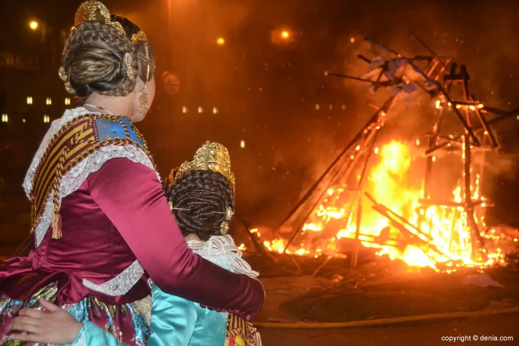 Cremà de la falla de la Junta Local Fallera - Carla y Candela mirando la cremà de la falla