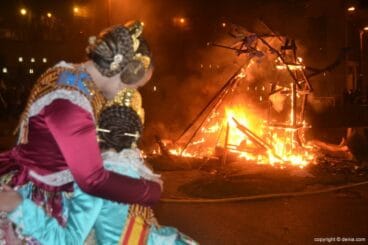 Cremà de la falla de la Junta Local Fallera – Carla y Candela mirando la cremà de la falla