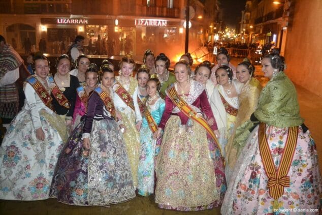 26 Cremà de la falla de la Junta Local Fallera Carla y Candela con sus cortes de honor
