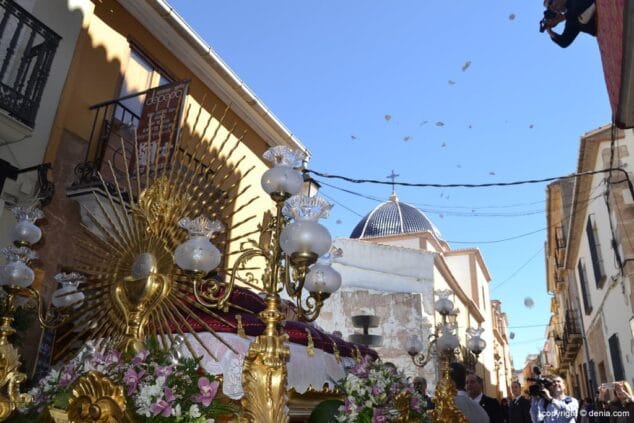 29 Llegada de la Santíssima Sang restaurada pétalos a la imagen
