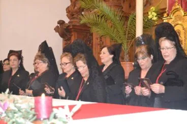 Llegada de la Santíssima Sang restaurada – Mayoralesas en el altar