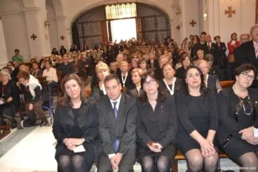 Llegada de la Santíssima Sang restaurada – la Iglesia llena de fieles